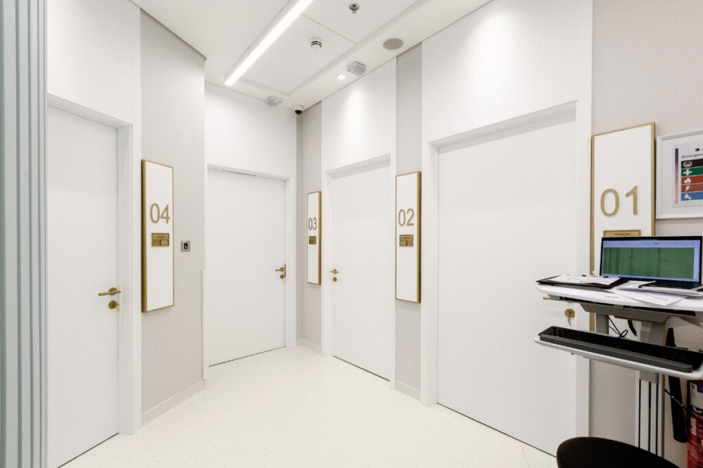 Rénovation signalétique hospitalière Lyon - portes consultations numérotées revêtement adhésif