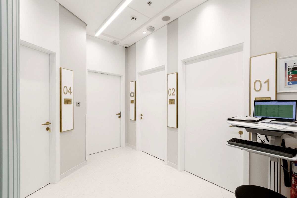 Rénovation signalétique hospitalière Lyon - portes consultations numérotées revêtement adhésif