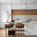 Aménagement cuisine contemporaine effet marbre bois clair crédence lumineuse