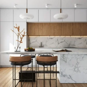 Aménagement cuisine contemporaine effet marbre bois clair crédence lumineuse