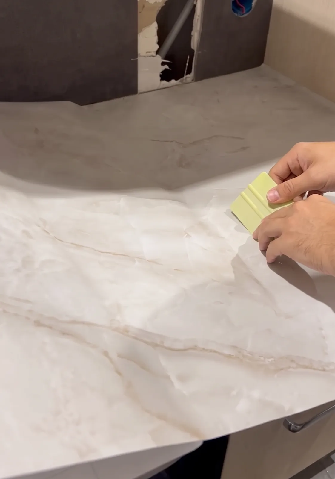 application du revêtement effet marbre blanc sur plan de travail