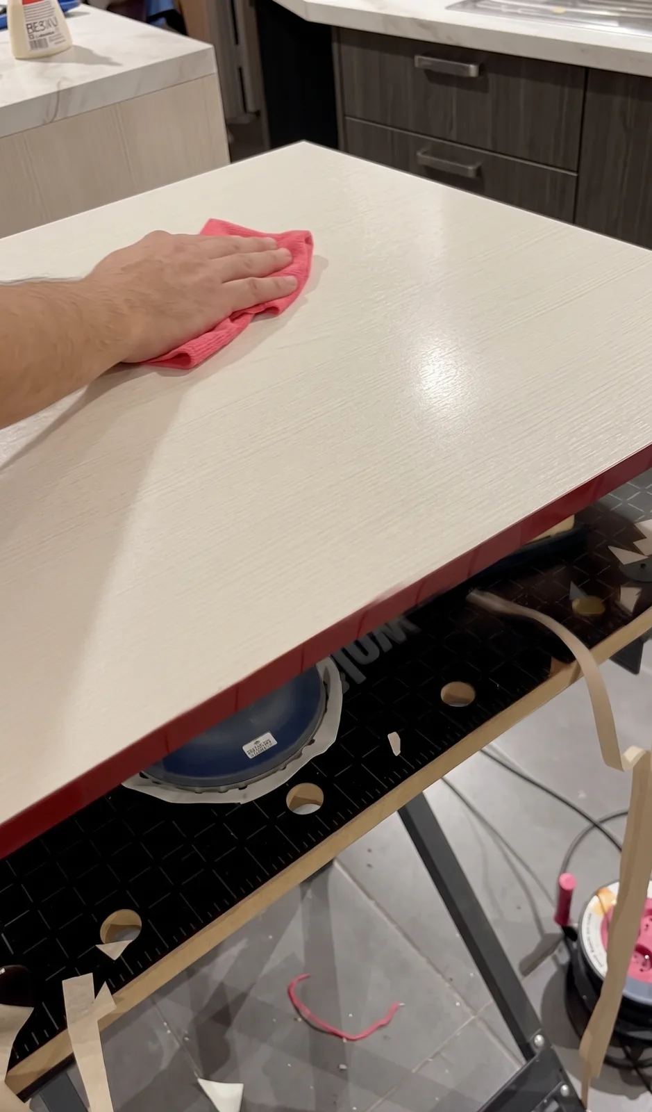 nettoyage et dégraissage du plan de travail avant pose du film adhésif