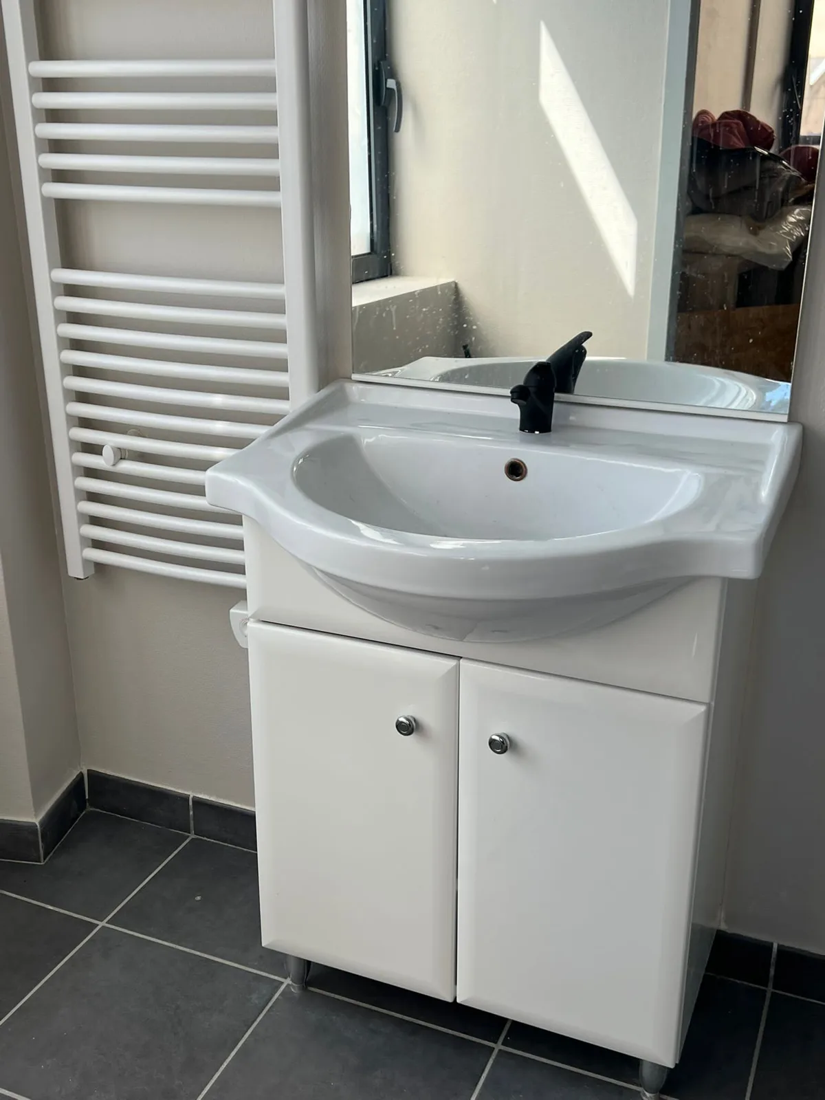 petit meuble de salle de bain blanc avant rénovation