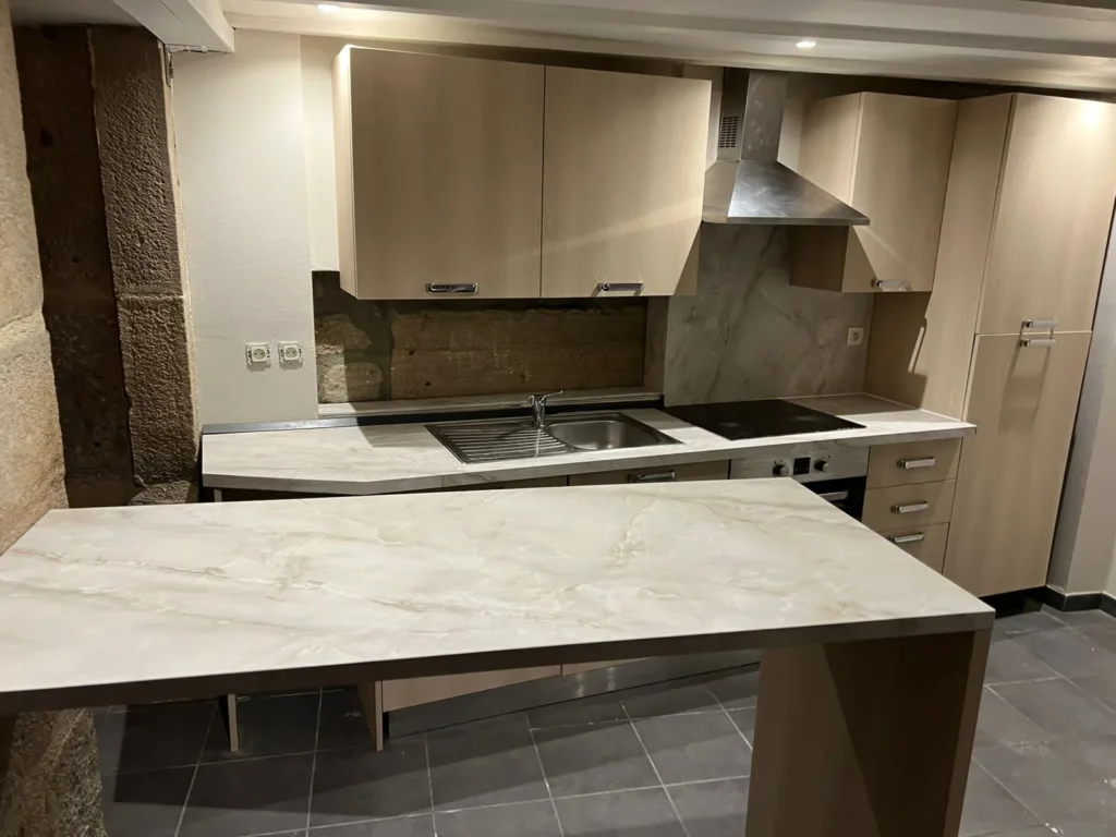 relooking cuisine bois clair et plan de travail effet marbre à Charbonnières-les-Bains