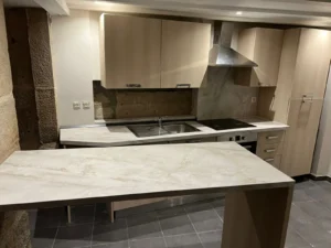 relooking cuisine bois clair et plan de travail effet marbre à Charbonnières-les-Bains