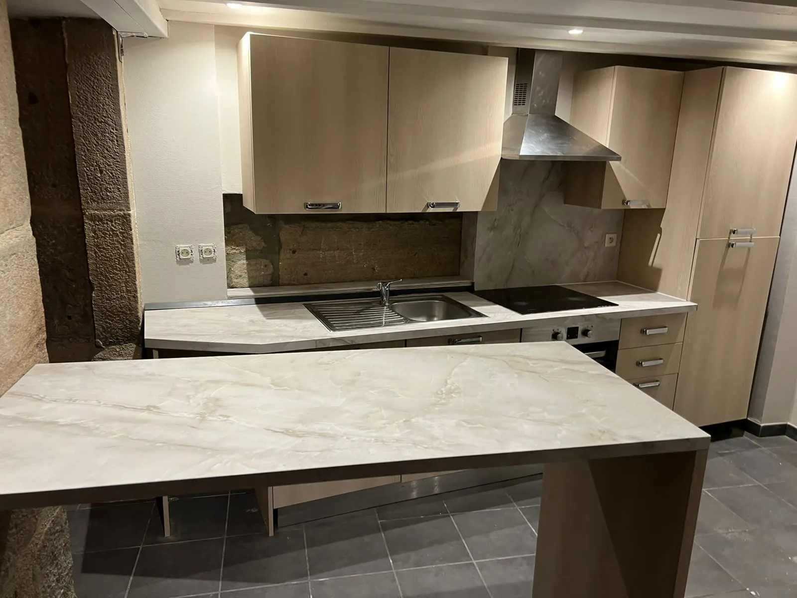 relooking cuisine bois clair et plan de travail effet marbre à Charbonnières-les-Bains