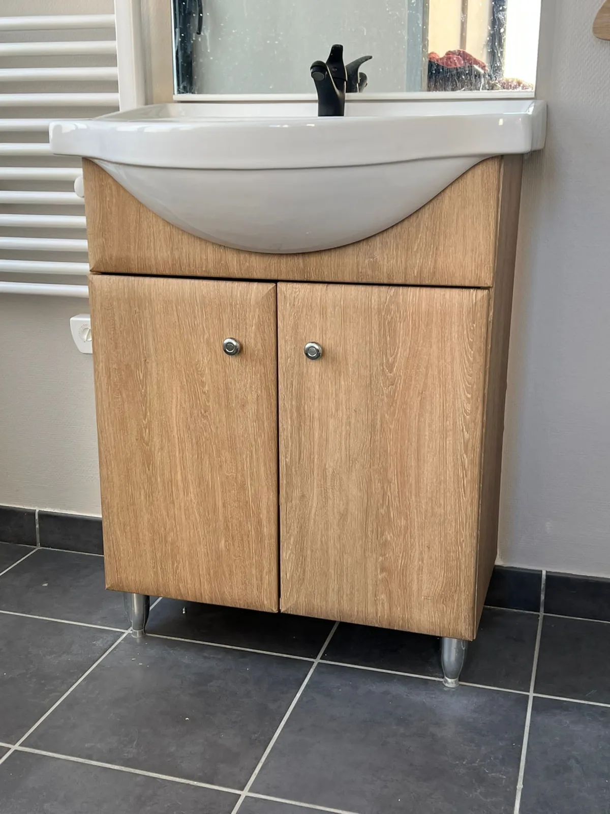 rénovation meuble de salle de bain effet bois clair à Charbonnières-les-Bains